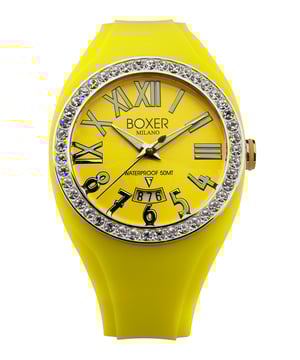 Boxer es la creación más divertida e imaginativa que ha surgido de la mente de Fulvio Locci. Este talentoso diseñador de relojes, que fundó las populares marcas Montres De Luxe y Avio Milano, quería llevar su amor por el color y la creatividad a un nivel completamente nuevo con un nuevo y emocionante reloj que ejemplifica lo mejor del diseño italiano moderno. ¡Boxer es pura diversión! Este innovador reloj continúa el uso característico de Fulvio Locci de detalles elegantes y uso innovador de materiales. Lo primero que llama la atención de un reloj Boxer es que la colorida caja de silicona es intercambiable. Literalmente puedes usar un color diferente en tu muñeca todos los días de la semana si lo deseas. Este divertido reloj unisex está disponible con dos diseños de bisel diferentes: acero con el logotipo de Boxer o engastado con 45 preciosos cristales de circonio. El reloj cuenta con una corona especial de silicona de color “suave al tacto”. Compre relojes Boxer Milano El reloj de 40 mm está disponible en diez vibrantes colores de caja diferentes, cada uno con una esfera coordinada en color a juego. Dado que el estuche es intercambiable, puedes crear fácilmente tus propios diseños mezclando y combinando colores. Un cristal mineral duradero protege la elegante esfera, que cuenta con una ventana de fecha extra grande a las 6 en punto para una fácil visibilidad e incorpora números romanos y arábigos en su diseño único.