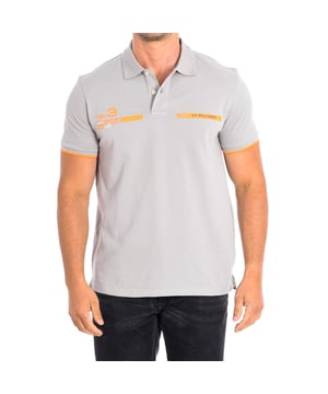 Short Sleeve Polo US Polo Assn.
 Gray
 Ideal to complete a casual and modern look.
 Contrasting lapel collar.
 Medium button closure on the front.
 Ribbed sleeves and neckline.
 Branded woven graphics.
 Seams seen in tone.

 Composition: 100% Cotton.

 - Wash maximum at 30ºC.
 - Iron at medium temperature, max. 110ºC.
 - It does not allow the use of a dryer.
 - Do not bleach.
 - Does not admit dry cleaning.
 Composition: 100% cotton.
 Care:
- Wash maximum at 30ºC.
 - Iron at medium temperature, max. 110ºC.
 - It is not allowed to use a dryer.
 - Do not use bleach.
 - Does not support dry cleaning.