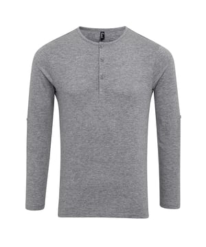 Tee met lange mouwen. Voorzien van rolmogelijkheden met knoopsluiting aan de binnenzijde van de mouw om deze vast te zetten. Ronde hals stijl met drie een knoopsluiting. Tweelingnaaldstiksel aan de zoom en de manchet. Wasvoorschriften: Huishoudelijk wassen op 40 graden.