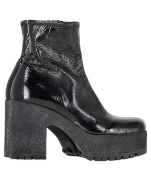 VINTAGE, UVP WIE NEU  
Die Miu Miu Stretch Platform Boots aus schwarzem Naplakleder bieten einen kühnen, modischen Look mit ihrem eleganten Design und glänzenden Finish. Der Plateauabsatz sorgt für zusätzliche Höhe und dramatischen Flair, während die dehnbare Konstruktion Komfort und Flexibilität gewährleistet. Diese Stiefel sind die perfekte Möglichkeit, jedem Outfit einen mutigen, luxuriösen Akzent zu verleihen.  

Styling-Tipp: Kombinieren Sie diese Stiefel mit einem strukturierten Kleid für einen auffälligen Abendlook oder entscheiden Sie sich für ein cooles, Streetstyle-Feeling mit einem grafischen T-Shirt und weiten Jeans. Fügen Sie eine Ledergürtel-Tasche und auffälligen Schmuck hinzu, um die gewagte, modische Ästhetik zu unterstreichen.  

Miu Miu Stretch Platform Boots aus schwarzem Naplakleder  
Zustand: Sehr gut  
Abnutzungsspuren: Enthält Box. Minimale Markierungen, leicht gebraucht, aber sehr gut gepflegt. Kleine Abnutzung an den Sohlen und Faltenbildung, leichte Kratzer an Sohlen und Absätzen.  
Verpackung: Box, Staubbeutel  
Farbe: Schwarz  
Material: Leder | Naplakleder  
Größe: EU | 40/UK7/US10  
Maße: Absatzhöhe: 100; Innenlängenmaß: 280  
SKU: NAPPUGBSH430644W