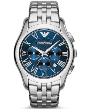 Emporio Armani Uhr Classic Chronograph für Herren. Das Kraftpaket Emporio Armani ist ein gehobenes Label, das für junge, denkende Erwachsene entworfen wurde. Es gibt zahlreiche wunderbare Dinge an den Emporio Armani-Uhren, da Emporio Armani eine weltbekannte Marke darstellt, da diese Marke ein Symbol für Stil, Qualität und Mode ist. Kommen Sie pünktlich mit dieser klassischen Uhr von Emporio Armani an. Das Edelstahlgehäuse verfügt über ein Perlmuttzifferblatt mit römischen Stundenmarkierungen und einem Datumsfenster für zusätzliche Funktionalität. Das polierte Edelstahlarmband rundet den Look ab. 44 mm Gehäusebreite.