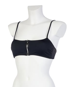 82% poliamida, 18% elastano; top de bikini Karl Lagerfeld; Modelo: KL21WTP24; Mano de obra de alta calidad; Con copas preformadas, tirantes ajustables; Abrazar la figura; Detalles del logotipo de Karl Lagerfeld