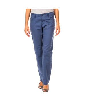 Lange broek vrouw.
 Kleur blauw.
 Rits en knoop aan de voorkant.
 Twee open zakken en minizakje op de voorkant.
 Metalen merklogo op de zijkant van de minizak.
 Twee open zakken op de achterkant.
 Riemlussen.
 Custom label merkhuid aan de achterkant van de tailleband.
 Nederland met rechte snit.
 Stof waterafstotend.
 Naden uitzicht toon.

 Samenstelling:
 - 98% katoen.
 - 2% elastaan.

 Wasvoorschriften:
 - Wassen tot 40°C.
 - Strijken op gemiddelde temperatuur, max. 110C.
 - Kan in de droger.
 - Niet bleken.
 - Chemisch reinigen niet toegestaan.

 Samenstelling: 100% Katoen
 Onderhoud:
Maximaal wassen op 40ºC.
 - Strijken op gemiddelde temperatuur, max. 110ºC.
 - Je kunt een droger gebruiken.
 - Geen bleekmiddel gebruiken.
 - Kan niet chemisch gereinigd worden.