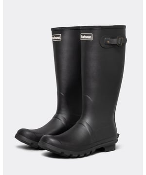 These Wellingtons are perfect for a multitude of outdoor activities. The hard wearing boots boast a smooth rubber upper, cotton twill classic tartan inner lining and durable, cleated rubber sole which enables great traction and comfort. Vulcanised construction, adjustable metal buckle, and signature Barbour branding features.