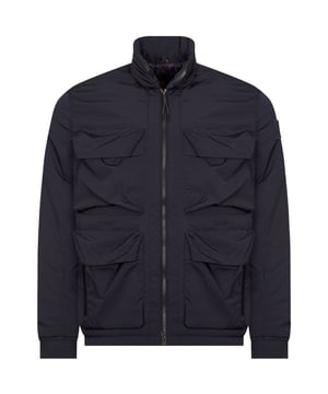 Belstaff Varial Dark Ink Dünne marineblaue Jacke. Erleben Sie das Höchstmaß an Vielseitigkeit und Stil mit der marineblauen Belstaff-Jacke. Mit dieser Jacke können Sie mühelos von einem lässigen Tageslook zu einem schicken Abend-Outfit wechseln. Bleiben Sie gemütlich und sehen Sie fantastisch aus mit dieser Must-have-Jacke! Material: 100 % Polyamid, Füllung: 100 % Polyester, winddicht, leicht. Markenabzeichen auf dem linken Ärmel, leicht. Mantel mit Rundhalsausschnitt, Reißverschluss, marineblaue Jacke. Stil: Varial Dark Ink