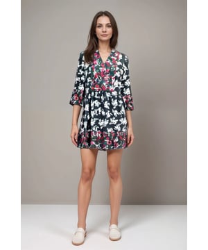 Made from a breathable woven material, this dress features a notch neckline, 3/4 length sleeves and is complete in a smock style. Flattering summer dress with an A line cut Fit: Loose Fit, Sizing: As expected
