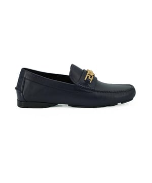 A estrenar con caja etiquetas y bolsa para el polvo.
  Zapatos mocasines para hombre 100% autenticos de Versace.
  Modelo: Driver 1009707.
  D1VS 1U04V.
  Color: Azul marino.
  Material: 100% piel de becerro.
  Herrajes metalicos dorados con detalles de Medu.
