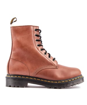 Los botines marrones Dr. Martens 1460 Serena para mujer van al grano: atemporales. elegante. alternativa. con una parte superior de cuero de primera calidad. un cálido forro de piel sintética y un calcetín. las icónicas costuras amarillas y la famosa suela AirWair con cámara de aire. lo que les da la verdadera ventaja de Doc Martens. Con ribete Goodyear y un tratamiento resistente para mayor durabilidad y robustez. Estas botas definitivamente se destacan entre la multitud.