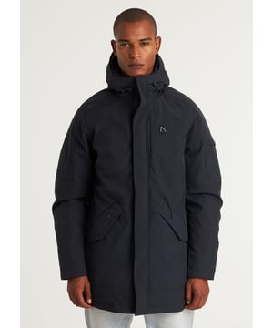 Fit & materiaal De Return Parka is een middel-lang model winterjas met regular fit. Het is een technische jas met een buitenlaag gemaakt van Softshell. Softshell bestaat voor 92% uit gerecycled polyester en 8% uit elastaan. Hierdoor is deze jas waterafstotend, windproof, ademend en houdt deze je warm. Details Deze winterjas is voorzien van 5 zakken waaronder dubbele zijzakken, 1 met rits en 1 met drukknoopsluiting aan beide kanten. Aan de binnenkant zit in een binnenzak met ritssluiting. Verder is de jas voorzien van een verstelbare capuchon en kenmerkende CHASIN’ details. Specs Softshell Waterafstotend Winddicht Ademend Keep-warm Elastieken band 5 zakken Verstelbare capuchon