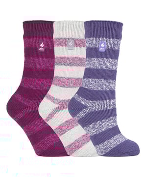 Halten Sie Ihre Füße warm und warm in diesem 3er-Pack Socken von Heat Holders. Diese Socken wurden für den Winter entwickelt und fühlen sich mit ihrem dickschichtigen, gebürsteten Innenfutter superweich an. Die Dicke dieser Socken aus weichem Thermogarn sorgt für eine leistungsstarke Isolierung gegen Kälte mit hervorragenden feuchtigkeitsableitenden Eigenschaften. Die dehnbare Konstruktion dieser Socken schmiegt sich an die natürliche Form Ihrer Füße und Beine an und sorgt so für eine bessere Passform, Wärme und Komfort. Diese Socken sind dick und voluminös mit einer beeindruckend hohen Tog-Einstufung von 2,34. Das bedeutet, dass sie mehr als 7x wärmer sind als eine einfache Baumwollsocke (0,33 tog)! Mit einer hohen Tog-Einstufung werden Ihre Füße in dieser Wintersaison von warmen und kuscheligen Zehen profitieren. Eines der wichtigsten Merkmale dieser Socken ist, dass sie mit Heat Holders langem Schlingenflor-Polster hergestellt werden, das noch mehr warme Luft näher an der Haut hält. Es trägt auch dazu bei, dass Ihre Füße den ganzen Tag über bequem und gut gestützt sind. Diese dicken, thermisch gefütterten Socken werden von einem Experten gebürstet, wodurch die Innenseite luxuriös weich wird. Dies trägt dazu bei, die Menge an warmer Luft zu maximieren, wodurch Ihre Füße länger warm bleiben! Diese Socken sind in den Damengrößen 4-8 UK, 37-42 EU, 5-8 US erhältlich. Sie sind in verschiedenen Farben erhältlich, so dass für jede Frau der richtige Stil dabei ist!