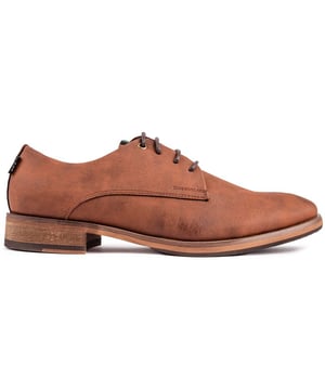 Diseñado para ser un gran compañero, un zapato de hombre con estilo y finos detalles. Los zapatos Derby color tostado V.Gan Oatmeal están confeccionados con materiales veganos de primera calidad, sostenibles y de origen ético. Tienen ojales ciegos y un fino detalle de ojales metálicos en la parte superior. Tu par adecuado si buscas una buena apariencia con la conciencia tranquila.