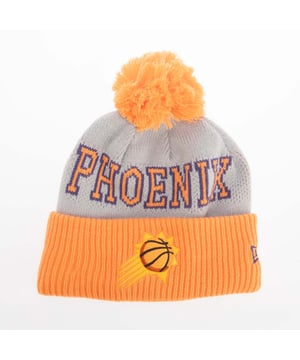 Mens New Era Phoenix Suns NBA Tip Off 2023 Bobble Knit Hat in purple.- Bobble on top.- Turned hem.- Knitted.- Embroidered branding.- 90% Polyester  10% Wool.- Ref: 60421494