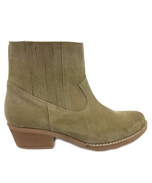 BOTIN EN PIEL NATURAL, CON SUELA ANTIDESLIZANTE Y TACON