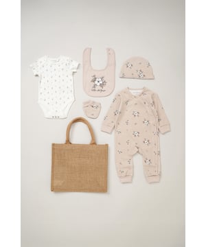 This Homegrown Baby printed 5-Piece Gift Set includes a cosy all-in-one, bodysuit, hat, and mitts. Made from soft 100% organic cotton, the set features 'Grow with Me' functionality for adjustable fit. Packaged in a mesh bag, it's the perfect gift for welcoming a new baby.
