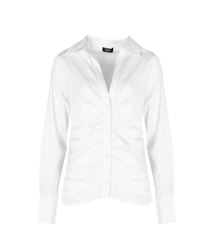 El corte ajustado de esta blusa resalta perfectamente la figura, lo que te hace sentir segura y cómoda durante todo el día.

El escote en V añade elegancia y alarga visualmente el cuello, lo que hace que la blusa se vea especialmente elegante.

Abotonada, lo que permite ajustar la profundidad del escote, además de añadir un encanto clásico a cualquier estilo.

Con cuello, que otorga un carácter formal, haciendo que la blusa sea perfecta tanto para la oficina como para un encuentro social.

Con manga larga, lo que la convierte en la opción ideal para días más fríos, asegurando al mismo tiempo una apariencia elegante.

En el frente, un pliegue decorativo le da a la blusa un carácter único, atrayendo la mirada y destacando su diseño excepcional.

En la nuca un detalle de la marca que resalta sutilmente la marca y le añade a la blusa un toque exclusivo.

Hecha con tela de alta calidad, lo que garantiza durabilidad y comodidad al usarla, además de hacer que la blusa se vea elegante por mucho tiempo.