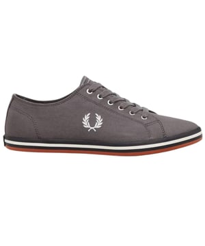 Fred Perry B7259 M75 Kingston twill grijze sneakers. Fred Perry grijze sneakers. Merklogo op de tong. Sneakers met vetersluiting. Merkbadge aan de zijkant van de schoen. Stijl: B7259 M75