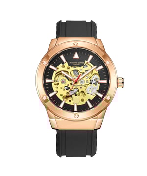 Signée Anthony James, cette montre pour homme Expedite Rose Gold en édition limitée assemblée à la main incarne la nature même du succès. Composé de 162 pièces et de 21 rubis, son mouvement automatique assemblé à la main fonctionne avec une précision méticuleuse et fluide au format analogique de 12 heures. Il est complété d'un cadran squelette doré qui révèle le fonctionnement interne de la montre, dévoilant ainsi les secrets qu'elle renferme. Ce design est répété au revers, sur lequel un fond squelette couleur or rose offre une vue presque complète du fonctionnement de la montre. Le boîtier en alliage couleur or rose évoque les trésors qu'il recèle, tandis que le bracelet en silicone noir est doté d'un fermoir à boucle ponctué du logo Anthony James. Spécifications de la montre
• Analogique 12 heures
• Mouvement automatique
• Mouvement automatique à 162 pièces et 21 rubis
• Étanchéité 30 m
• Verre minéral résistant aux rayures
• Garantie de 5 ans
Dimensions et poids
• Diamètre du boîtier 40 mm
• Épaisseur du boîtier 15 mm
• Largeur de la corne 22 mm
• Largeur du bracelet 22 mm
• Longueur du bracelet 200 mm
• Poids 100 grammes
Matériaux et couleur
• Boîtier en alliage couleur or rose
• Fond de boîtier squelette couleur or rose
• Bracelet en silicone noir
• Fermoir à boucle avec logo
• Cadran squelette doré