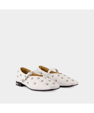 Kleuren: Wit - Blanc. Materiaal: ZWART ZACHT LEER. Materiaal zool: rubber. ZWART ZACHT LEER. Sluiting: eenvoudig aan te trekken. Vorm uiteinde: amandel.