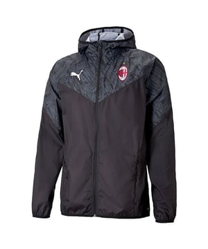 Het Puma AC Milan 2020-21 Zwarte Warmup Jacket voor heren is een stijlvol en functioneel bovenstuk dat is ontworpen om spelers en fans warm en comfortabel te houden tijdens trainingen en warming-ups voor de wedstrijd. Met een officiële licentie en geïnspireerd op de iconische zwarte en rode kleuren van AC Milan is dit jack de perfecte toevoeging aan de garderobe van elke Rossoneri-supporter.

Belangrijkste kenmerken:

 Eersteklas materiaal:  Het jack is gemaakt van hoogwaardige materialen, wat zorgt voor duurzaamheid en langdurige prestaties. De stof voelt zacht aan en biedt een comfortabele pasvorm tijdens het dragen.

 Strak ontwerp:  Ontworpen met een moderne en minimalistische look, laat de zwarte kleur met subtiele AC Milan branding het prestigieuze erfgoed van de club op een smaakvolle manier zien.

 Ademende constructie:  Het jack heeft strategisch geplaatste ventilatiepanelen of mesh voeringen, die zorgen voor een beter ademend vermogen. Dit helpt bij het reguleren van de lichaamstemperatuur en voorkomt oververhitting tijdens intense fysieke activiteiten.

 Lichtgewicht en flexibel:  De lichtgewicht constructie van het jack zorgt voor bewegingsvrijheid, waardoor het ideaal is voor warming-ups, trainingsoefeningen of vrijetijdskleding.

 Sluiting met rits: De ritssluiting aan de voorkant zorgt dat je het jack makkelijk aan en uit kunt trekken, terwijl je ook de ventilatie kunt aanpassen aan je persoonlijke voorkeur.

 Hoge kraag:  De hoge kraag biedt extra bedekking en bescherming tegen kille wind, en houdt de nek warm in koudere omstandigheden.

 Elastische manchetten en zoom:  De jas heeft elastische manchetten en een zoom voor een goede pasvorm en om te voorkomen dat koude lucht naar binnen sijpelt.

 Functionele zakken:  Het jack is meestal voorzien van zakken met ritssluiting, zodat je essentiële zaken zoals sleutels, telefoon of kleine trainingsaccessoires veilig kunt opbergen.