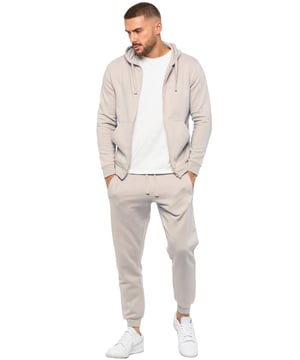 Wees klaar om elke dag te veroveren in het Enzo heren hoodie trainingspak met rits. Met zijn comfortabele reguliere pasvorm, lange mouwen hoodie met rits en boorden, en verstelbare trekkoorden, zal deze set je er op je best uit laten zien en voelen. De joggers hebben het iconische EZ-logo en hebben ook een reguliere pasvorm met boorden en een elastische tailleband met trekkoord voor een aangepaste pasvorm. De set is functioneel met 2 zijzakken en een enkele achterzak met bies, wat het perfect maakt voor zowel casual als werkgelegenheden.
