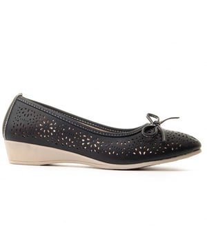 Mocasín para mujer. Calce cómodo. Plantilla acolchada. Suela antideslizante. Cosido reforzado. Fabricado por otras marcas para nuestra marca. Medidas aproximadas: 5 cm de cuña.