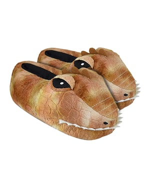 Estas suaves zapatillas de felpa con temática de dinosaurios en 3D calentarán los pies de cualquier niño. Su suave forro polar con plantilla acolchada mantendrá los pies de tu hijo cómodos y calentitos mientras luce sus pies de dinosaurio en 3D. También tienen puntos de PVC antideslizantes para evitar resbalones en suelos de baldosas o de madera. Disponibles en cuatro tallas diferentes: S (9-10), M (11-12), L (13-1 ), XL (2-3).