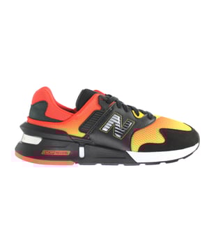 New Balance atleet Kawhi Leonard viert zijn eerste handtekening sneaker in de New Balance portfolio met de "Sunset Pack" met inbegrip van deze New Balance MS997KL Sport. De gradiënt colorway beweegt van geel naar zwart lijkt op een zonsondergang in zijn thuisstaat Californië. Gemaakt van lichtgewicht mesh, leer en nubuck de gestroomlijnde lifestyle New Balance schoen biedt zachte demping door middel van ENCAP REVEAL technologie.