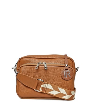 Crossbody tas
100% rundleer
Ritssluiting aan de bovenkant
Bovenste vak met rits
Afmetingen : 17x21x5 cm
Stoffen schouderriem 120cm