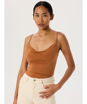 German Translation:Flexibles, dünnes elastisches Schulterband, Wickeloptik, tief ausgeschnittener Ausschnitt, passender Druckknopf-Bodysuit für den täglichen oder abendlichen Look. Material: Hergestellt aus Stoff mit 95% Polyester und 5% Elastan. Maße des Models: Sie trägt Größe S,