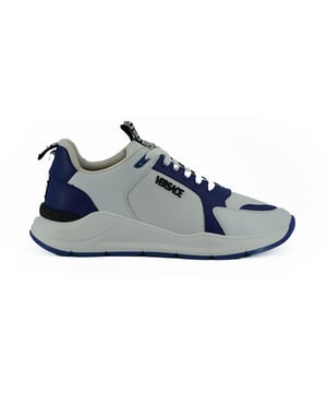 Zapatillas de piel de becerro azules y blancas.
  Zapatillas Versace 100% autenticas.
  Fabricado en Italia.
  Piel de becerro lisa.
  Diseno en blanco y negro en la lengueta.
  Detalles del logotipo en el lateral con el signo de Medusa en la parte trasera
-.