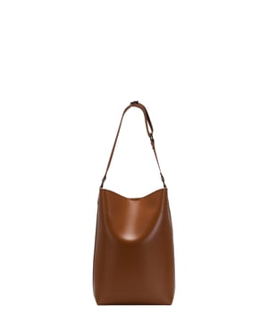 With its unique silhouette and minimalistic design the Leigh Bucket Style Shoulder Bag is bound to become your new staple bag of the season. This wardrobe favourite has ample storage space, giving you the ultimate choice to match any fit. Features: , Unlined smooth PU, Claudia Canova blind debossed logo, Soft and flexible shape, Removable inner pouch with zip fastening, Double front pocket detail, Mag-dot fastening Style Ref: 84314 TAN