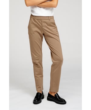 Unsere Original Performance Pants™ sind Hosen mit stilvollem Aussehen und hervorragender Funktionalität, die den ganzen Tag über einen hohen Tragekomfort bieten. Diese khakifarbene Hose passt in jeden Kleiderschrank und zu jedem Outfit. Bei TeeShoppen haben wir unsere Perform-Kollektion entwickelt, indem wir Kleidung aus dehnbaren, guten und weichen Materialien hergestellt haben, die den ganzen Tag über bequem zu tragen ist. Unser Ziel mit der Perform-Kollektion ist es, Kleidung für diejenigen zu machen, die hohe Ansprüche an die Funktionalität und Qualität ihrer Kleidung haben.

Die Hosen können in 18 verschiedenen Größen ausgewählt werden, die für Frauen geeignet sind.

TeeShoppen bietet modische Basiskleidung aus luxuriösen Materialien, die angenehm zu tragen ist und sich für jede Gelegenheit stylen lässt. Wir sind auf den Verkauf von Basiskleidung spezialisiert, und Sie zahlen nicht für teure Marken und Kosten, sondern nur für Qualität und Service. Und so wie sich die Modewelt ständig verändert, erweitern wir auch ständig unser Angebot.