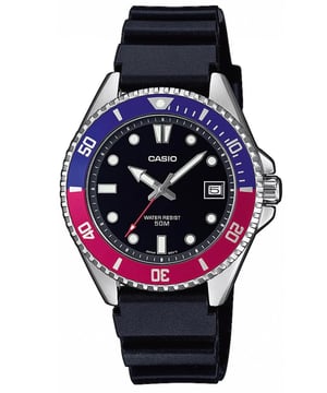 Este reloj analógico de la colección Casio para unisex es la pieza de tiempo perfecta para llevar o regalar. Su caja redonda de 36 mm en plata combinada con la cómoda correa de plástico negro te permitirá disfrutar de esta impresionante pieza sin compromisos. Operado por un movimiento de cuarzo de alta calidad y resistente al agua hasta 5 bares, tu reloj seguirá funcionando. Este reloj deportivo y moderno es un regalo perfecto para el Año Nuevo, cumpleaños, día de San Valentín, entre otros. Este reloj analógico tiene una función de calendario: fecha, manecillas luminosas y números luminosos. Correa de plástico negro de alta calidad con una longitud de 20 cm y un ancho de 17 mm con hebilla. Diámetro de la caja: 36 mm, grosor de la caja: 10 mm, color de la caja: plata y color del dial: negro.