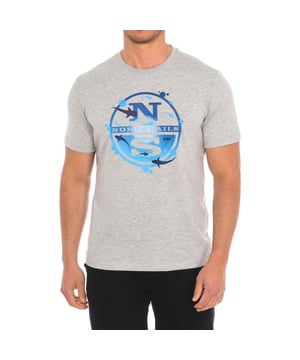 Camiseta de manga corta North Sails.
Cuello redondo con acabado acanalado.
Estampado de la marca en el frontal.
Haz que tus looks de fin de semana suban de nivel con el encanto tradicional de North Sails.
Un básico para todos los días con una actitud decidida.
Costuras vistas a tono.
 Composición: 50% Poliéster, 50% Algodón
 Cuidados:
Lavar a temperatura máxima 30º.
Planchar a temperatura media.
No usar secadora.
No usar lejía.
No lavar en seco.