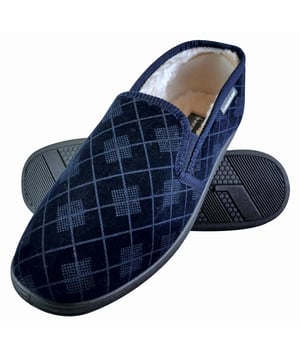 Dunlop Pantoffeln mit Memory Foam für Herren Ursprünglich ein Reifenhersteller, begann Dunlop seine Verbindung mit Innenschuhen in den 1960er Jahren, als das in Lancashire ansässige Unternehmen begann, hochwertige Pantoffeln mit Gummisohlen zu produzieren und dabei die intelligente Technologie zu nutzen, die ursprünglich für seine bahnbrechenden Reifen entwickelt wurde. Dunlop hat einen hervorragenden Wiedererkennungswert und ist ein Name, der für hohe Qualität und Verlässlichkeit steht. Die Marke Dunlop genießt einen beneidenswerten Ruf, der sich auch auf ihr Angebot an Hausschuhen und Freizeitschuhen erstreckt. Sie bietet dem Verbraucher ein kreatives und inspiriertes Schuhsortiment, bei dem der Schwerpunkt auf kreativen Verzierungen, innovativen Stoffen und hervorragendem Komfort liegt. Wenn Sie auf der Suche nach einem luxuriösen Slipper im Mokassin-Stil sind, der über alle Eigenschaften verfügt, die Sie brauchen, um Ihre Füße bequem zu betten. Fühlen Sie sich sicher mit einem starren Rücken, der Ihre Füße fest im Schuh hält, damit Sie nicht überall ausrutschen. Die Memory-Foam-Sohle sorgt jedoch für eine optimale Dämpfung in der Sohle und damit für perfekten Komfort das ganze Jahr über. Wenn es draußen etwas kälter wird, können Sie sich auf das pelzartige Plüschfutter verlassen, das Ihre Füße umgibt. Verwöhnen Sie Ihre Füße mit diesem Paar Hausschuhe, die mit luxuriöser Handwerkskunst von Dunlop hergestellt wurden, oder denken Sie alternativ darüber nach, es als Geschenkidee für einen Vater, Onkel, Opa oder sogar einen Bruder zu verwenden, wenn er den karierten Stil rocken möchte. Fantastisch für ein Weihnachts- oder Geburtstagsgeschenk. Sie haben die Wahl zwischen 3 Farben im traditionellen Tweed-Stil, darunter Schwarz, Braun und Grau. Die Hausschuhe sind in den Größen 3-8 UK erhältlich. Sie sind mit einem Obermaterial aus Textil gefertigt. ✔ Dunlop Markenpantoffeln ✔ Weiches und warmes Innenfutter aus Plüsch ✔ Gepolsterte Innensohle aus Memory Foam ✔ Geschlossene Pantoffeln ✔ Kariertes Obermaterial ✔ Mokassin-Stil ✔ Strapazierfähige Gummisohle ✔ Schuhgröße 3-8 UK