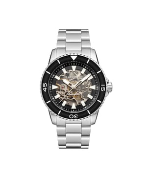Classic yet dipped in modernity, this watch exudes a masculine all-round wearability thats anchored in classic nautical design codes. Comes with an additional strap for an added level of sophistication and versatility for any occassion