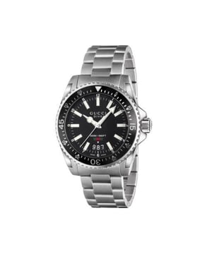 Het Gucci Dive 40 mm herenhorloge is waterbestendig tot 200 meter, wat betekent dat het zijn naam echt waarmaakt en zo mooi is dat het een handig sieraad is om te hebben in een maritieme omgeving, maar ook een stoer en modieus uurwerk voor dagelijks gebruik. De roestvrijstalen kast van 40 mm is vastgemaakt met een eigentijdse gepolijste roestvrijstalen armband en heeft een roterende lunette en een zwarte wijzerplaat met lichtgevende wijzers en uurmarkeringen, waardoor deze extra functionaliteit krijgt in de beoogde omgeving. Dit modieuze en praktische horloge ziet er net zo geweldig uit als een dagelijks sieraad als tijdens het snorkelen in de Indische Oceaan of ziet er gewoon geweldig uit om je pols als je een glimp opvangt van je pols terwijl je van je werk naar huis rijdt.