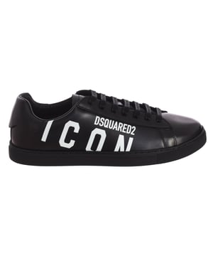 Zapatillas deportivas Dsquared2.
Zapatillas deportivas de altura baja, ideales para el día a día.
Tejido cómodo y transpirable.
Nombre de la marca grabado en un lateral.
Ajustable mediante cordones.
 Composición: Exterior: Piel; Interior: Piel y sintético; Suela: Sintético
 Cuidados:
No meter en lavadora.
Limpiar con un trapo húmedo.
No usar lejía.
No usar secadora.