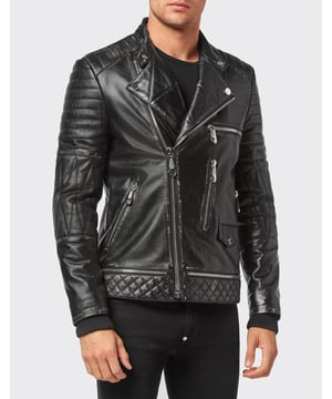 Geef je look een vleugje rock met deze leren perfecto met gewatteerde voering en het metalen merk in gothic-stijl op het juk. Ritsen op zakken, voorkant en manchetten. Ruitjes gewatteerde voering.