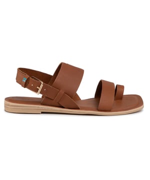 De binnenkant van deze schoenen is gevoerd met duurzaam materiaal dat je extra comfort biedt. Dit is een ideale keuze voor de zomer in de stad of buiten.
Schoenen die je in de zomer draagt moeten comfortabel zijn. De zachte eco-leren binnenzool houdt je comfortabel voor dagelijks gebruik.
Comfortabele voeten, vooral in de zomer, moeten de belangrijkste eigenschap zijn bij het kiezen van schoenen. Schoenen van natuurlijk generfd leer zijn tijdloos, comfortabel en esthetisch mooi.
Kies in de zomer voor schoenen die, dankzij de zool van hoogwaardig materiaal, opvallen door hun uitzonderlijke design.
Zorg ervoor dat je voeten onovertroffen comfort hebben door praktische schoenen met een platte zool te kiezen. Dit is een ideaal model voor de zomer - vooral voor fans van buitenactiviteiten!
Zomerschoenen met een handige oplossing: een gespsluiting. Hiermee kun je ze snel aan- en uittrekken.