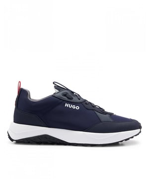 Zapatillas de deporte con cordones HUGO Kane Runn azules para hombre con una parte superior de materiales mixtos de primera calidad. Con detalles llamativos y la marca HUGO en contraste. Estas zapatillas deportivas contemporáneas de estilo deportivo tienen detalles sencillos monocromáticos con detalles en rojo. una plantilla y cuello acolchados en el tobillo y un grueso. Suela exterior con tacos para mayor comodidad y agarre. Si desea hacer una declaración de moda de diseñador. hacer algunos recados o dejar una huella en el gimnasio. Estos son tus corredores.