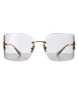 Die Sonnenbrille Miu Miu MU54YS 5AK30B gold light grey hat einen kÃ¼hnen, randlosen Rahmen, der Selbstvertrauen und Raffinesse ausstrahlt und aus hochwertigem Metall fÃ¼r ein luxuriÃ¶ses GefÃ¼hl gefertigt ist. Die GlÃ¤ser bieten einen hervorragenden UV-Schutz und verleihen der Brille einen Hauch von Glamour, perfekt fÃ¼r jeden modebewussten Menschen. Mit markanten Details und dem ikonischen Miu Miu-Logo an den BÃ¼geln ist die MU54YS Sonnenbrille ein unverzichtbares Accessoire fÃ¼r alle, die sich trauen, ein Statement zu setzen. Treten Sie ins Rampenlicht und lassen Sie Ihren Stil mit Miu Miu erstrahlen.