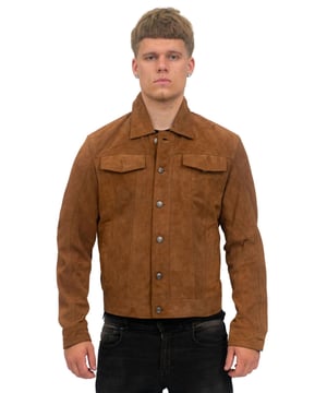 Presentamos el epítome del estilo robusto pero refinado, la chaqueta vaquera de piel de ante de cabra. Esta chaqueta única combina la durabilidad del denim con la lujosa textura de la gamuza de cabra, lo que da como resultado una pieza llamativa y versátil. Con un cuello puntiagudo y bolsillos con solapa en el pecho, exuda un atractivo clásico y atemporal. La chaqueta también cuenta con dos bolsillos adicionales en el forro para opciones de almacenamiento convenientes. Disponible en tres colores cautivadores, ofrece una gama de opciones para adaptarse a diferentes gustos. Elaborada y diseñada por expertos, esta chaqueta combina sin esfuerzo comodidad, durabilidad y estilo vanguardista. Ya sea que la uses de manera informal o elegante, la chaqueta vaquera de piel de ante de cabra seguramente dejará una impresión donde quiera que vayas. • Cuello puntiagudo para un aspecto clásico y versátil • Bolsillos con solapa en el pecho para mayor estilo y funcionalidad • Dos bolsillos en el forro para un almacenamiento conveniente • Disponible en tres colores cautivadores para adaptarse a las preferencias individuales.