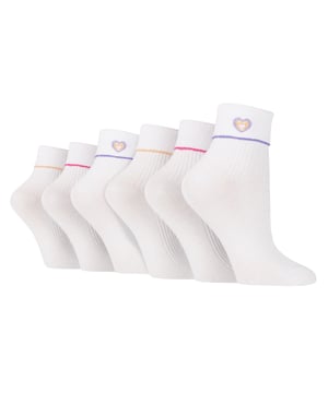 Estos calcetines Wildfeet Lounge son ideales porque ofrecen una deliciosa variedad de coloridos motivos bordados. Cada par cuenta con puños doblados con punta de contraste, añadiendo un toque de estilo a tu atuendo. Tanto si quieres darte un capricho como si buscas un regalo original, estos calcetines son la elección perfecta. Disfrute de la lujosa comodidad de estos calcetines, diseñados para proporcionarle la máxima experiencia de suavidad y transpirabilidad. Confeccionados con un tejido ligero rico en algodón, estos calcetines ofrecen un tacto suave sobre la piel, garantizando un confort óptimo durante todo el día. Los puños doblados con punta de contraste añaden un toque de estilo a estos calcetines ya de por sí llamativos. No sólo tienen un aspecto estupendo, sino que también proporcionan un ajuste ceñido y cómodo, evitando que los calcetines se deslicen hacia abajo o se amontonen dentro de los zapatos. Para prolongar su vida útil y aumentar su durabilidad, los tres pares de estos calcetines de señora de galga fina tienen el talón y la puntera reforzados, lo que le proporciona un confort adicional. El tejido transpirable permite que circule el aire, evitando la acumulación de humedad y manteniendo los pies secos y cómodos, incluso en los días más calurosos. Wild Feet es una gama de calcetines con diseños chulos, colores llamativos y eslóganes extravagantes: desde carlinos y pingüinos hasta leones y llamas. Elige entre una gama de estilos para hombre y mujer, desde calcetines de vestir a calcetines deportivos. Incluso hay algunos estilos deportivos. Hay 2 diseños para elegir: Corazón o Paz. Vienen en talla única para señora 4-8 UK, están hechos de 71% algodón, 26% poliéster, 3% elastán y son lavables a máquina.