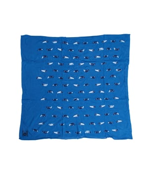Cuello Infinito Buff confeccionado en poliéster, diseñado para ofrecer ligereza, funcionalidad y estilo en cualquier ocasión.

Características principales:

- Confeccionado íntegramente en poliéster suave y resistente, ideal para un uso cómodo y ligero.
- Diseño tubular tipo cuello infinito, fácil de usar y combinar.
- Unisex.
- Braga para el cuello elástica.
- Tejido transpirable y de secado rápido, perfecto para uso diario en cualquier época del año.
- Talla única.
- Diseñado para adultos.
- Disponible en una amplia variedad de colores y estampados con el logotipo de Buff que destaca la calidad de la marca.

Una prenda versátil y funcional, perfecta para quienes buscan comodidad y diseño en un solo accesorio.
 Medidas: 64.5 X 63 cm
 Composición: 100% Poliéster
 Cuidados:
- Lavar a máquina máx. a 40ºC.
- Evitar el uso de suavizantes.
- No usar lejía.
- No usar secadora.
- No planchar.