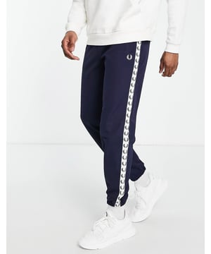 Confortable, rencontrez Cool avec les joggeurs de piste de Fred Perry dans la Marine. La taille élastique de crampon, les poches latérales, la broderie de logo à la cuisse, l'enregistrement de marque avec des poignets élastiques dans un ajustement mince et effilé.