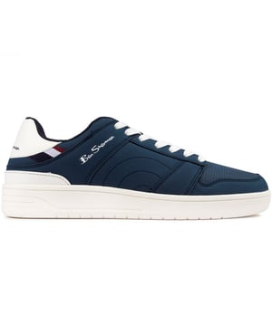 Añade algunos looks frescos de inspiración retro a tu conjunto diario. con las zapatillas Duncan de Ben Sherman. Tienen una construcción de alta calidad y lucen el famoso logotipo del diseñador, así como un diseño de suela de copa con suela gruesa. El forro suave y la plantilla acolchada garantizan una comodidad óptima, mientras que los detalles perforados y la apariencia elegante les dan un toque elegante. buen ambiente.