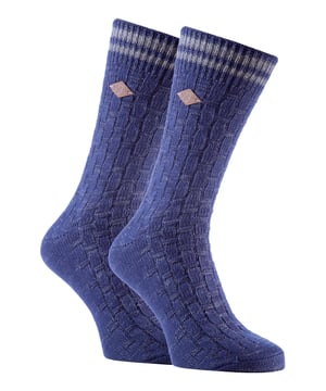 Farah 1920 Basket Weave Chunky Boot Socks Un par de calcetines cómodos y con estilo es una parte esencial de cualquier conjunto. Estos calcetines gruesos para botas Farah 1920 son una gran elección para su colección, vienen en una variedad de colores tierra hechos con un hilo grueso de algodón rico en jaspeado, con un amplio canalé de tejido de cesta que queda muy bien con pantalones formales de molesquín o de tweed. Estos calcetines son 91% algodón, lo que significa que son ricos en algodón, haciendo estos calcetines extra cómodos y suaves contra el pie mientras que también ofrecen los beneficios asociados de usar calcetines de algodón. Tienen la icónica "F" de Farah bordada en los calcetines en una lengüeta cosida con el logotipo. Todas las opciones de color son ricos colores tierra con una banda de contraste de 2 rayas en la parte superior del calcetín alrededor del puño elástico. Gracias a su grueso tejido de algodón y a su ligera sujeción, estos calcetines son ideales para llevar con ropa informal o con botas de moda. Esto se debe a que se adaptan más cómodamente a las botas que los calcetines finos de algodón normales. Cualquiera que busque un par de calcetines cómodos y a la moda en un solo paquete los encontrará con estos calcetines, ya sea para sí mismo o como un gran regalo. Disponibles en un paquete de 2 pares, están disponibles en 6 colores. Son de la talla 6-11 UK 7-12 US 39-45 EUR para hombre y la composición del material es 91% Algodón, 8% Poliéster, 1% Elastano. Detalles adicionales del producto - Paquete de 2 pares - Con la marca Farah - Calcetines de bota - Punto grueso - Algodón - 6-11 UK 7-12 US 39-45 EUR - 6 colores disponibles - 91% Algodón, 8% Poliéster, 1% Elastano - Lavables a máquina