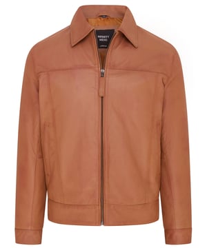 Dit Harrington jack is een tijdloos design dat doet denken aan het bikertijdperk uit de jaren 50. We hebben een klassieke overhemdkraag en twee handzakken in de taille voor een strakke en klassieke look. Verkrijgbaar in zwart, bruin en diep kastanjebruin, dit jack kan worden gecombineerd met verschillende outfits en is de perfecte keuze voor een avondje uit. Met een eersteklas satijnen binnenkant en een liefdevol vervaardigd nappaleren lichaam, is dit comfortabele Harrington een bewijs van het feit dat ondanks een scala aan mode en smaken, sommige stukken gewoon gemaakt zijn om niet te missen in je garderobe. • 100% eersteklas ultrazacht nappaleer. • Twee schuine taillezakken • Klassieke overhemdkraag • Zakken geïntegreerd in de voering van het jack • YKK-ritssluiting