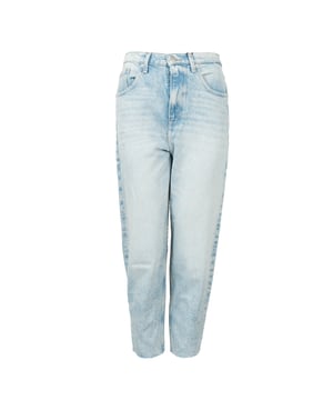 Mom Fit Schnitt
Sehr hohe Taille
7/8 Beinlänge
Mit Used-Effekt und Abnutzungen
Mit Reißverschluss und einem markierten Knopf geschlossen
Vorne drei Taschen, hinten zwei
Mit gelbem Faden genäht
Beinabschlüsse mit Fransen
Auf der rechten Tasche ist das Markenlogo aufgestickt
Hinten ein Firmenpatch
Aus hochwertigem Denim gefertigt
Mit einem Stretchanteil